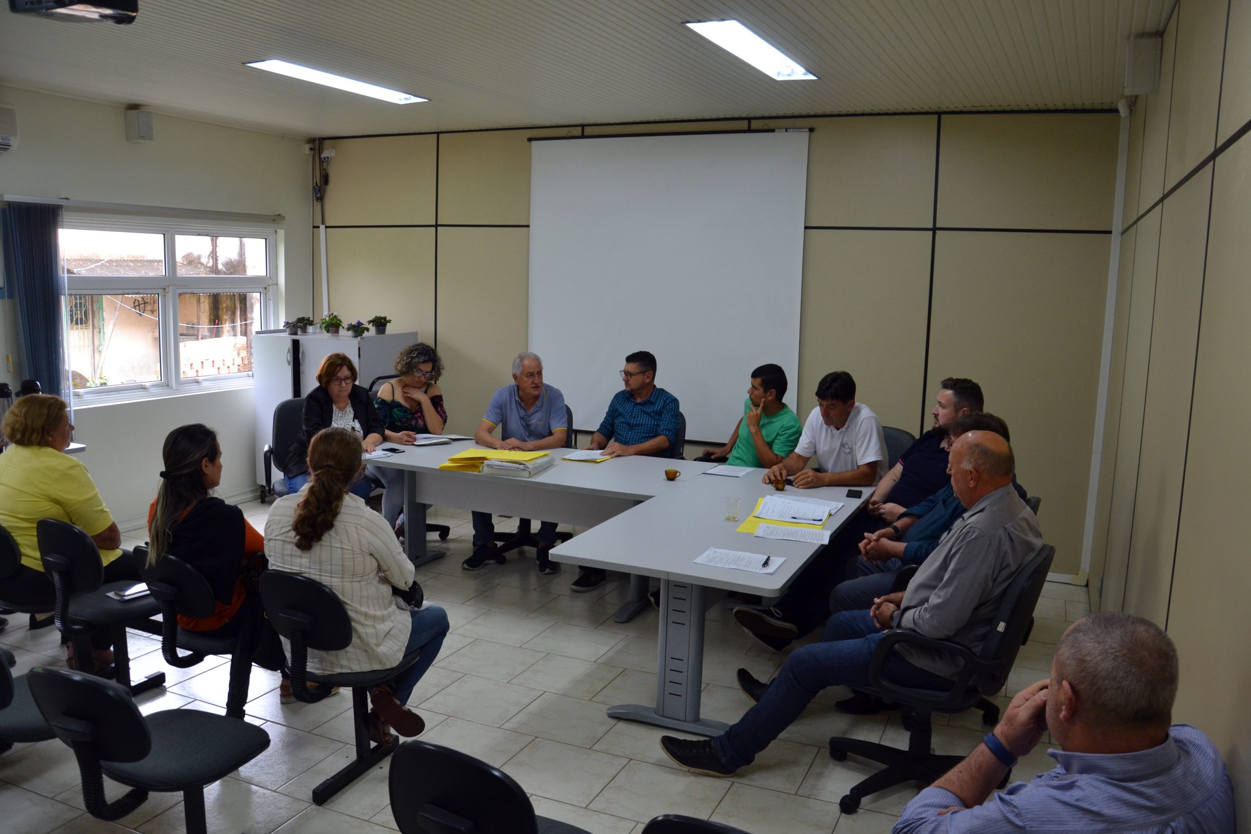 Vice-prefeito e vereadores discutem sobre o projeto de interiorização e acolhimento de Venezuelanos no município