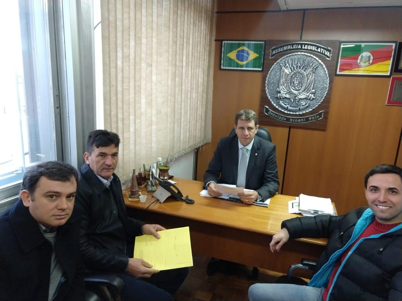 Valtair e Massulo entregam ofício ao Deputado Ernani Polo solicitando ambulância para Corpo de Bombeiros de SAP