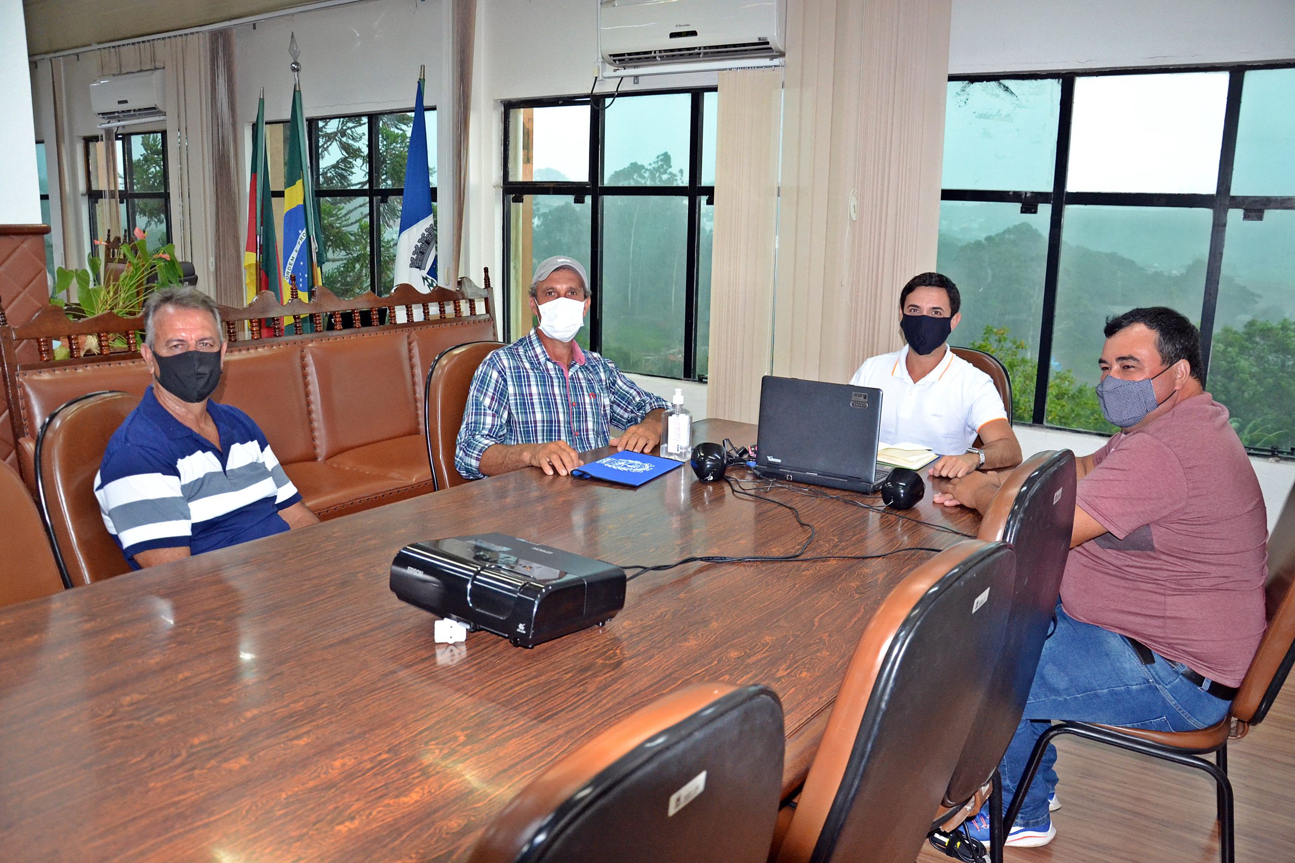Bacana e integrantes do Piquete de Laçadores Presilha do Rio Grande visitam o prefeito