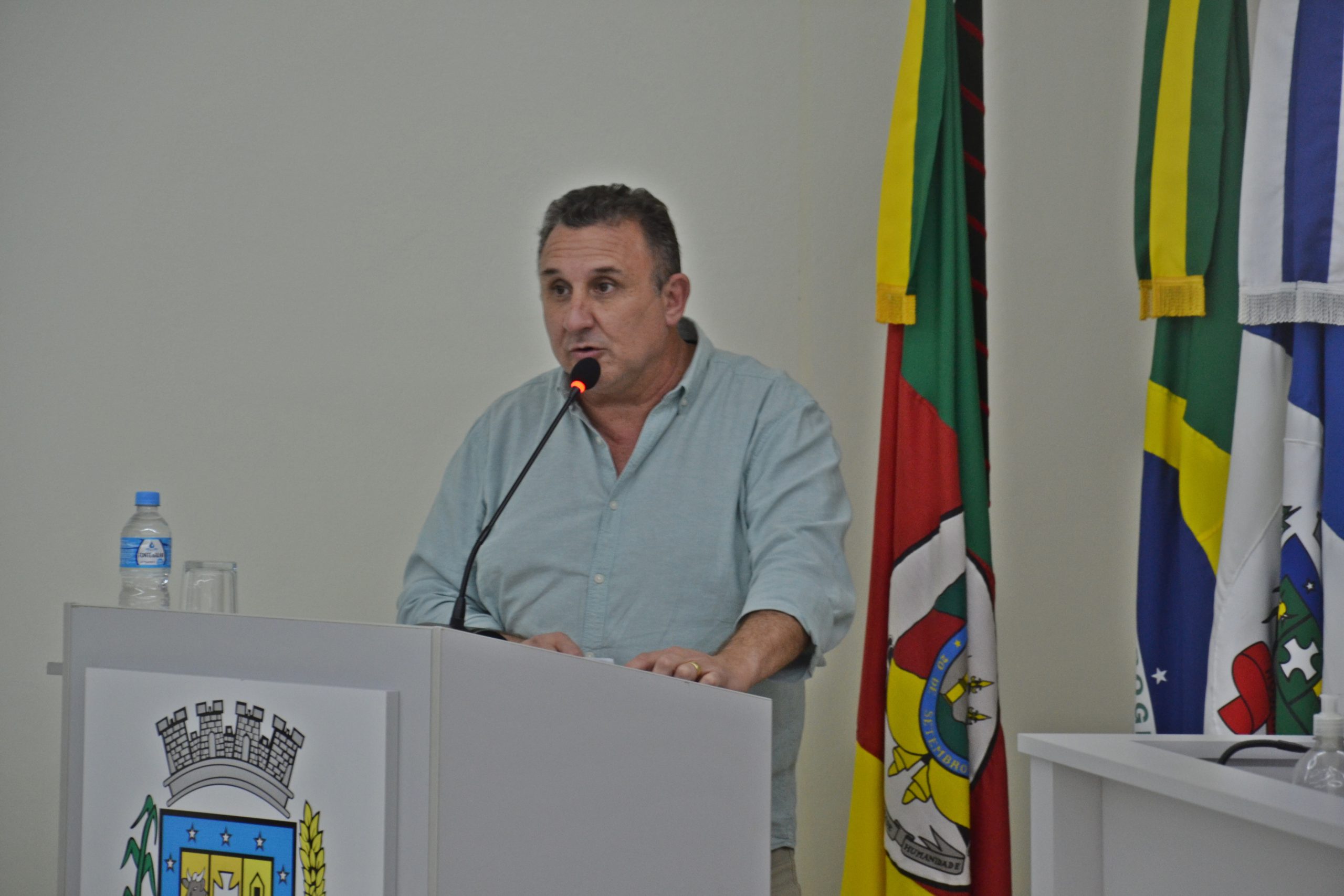 Canário propõe aplicação de adesivos em veículos para melhor identificação no município de Santo Antônio
