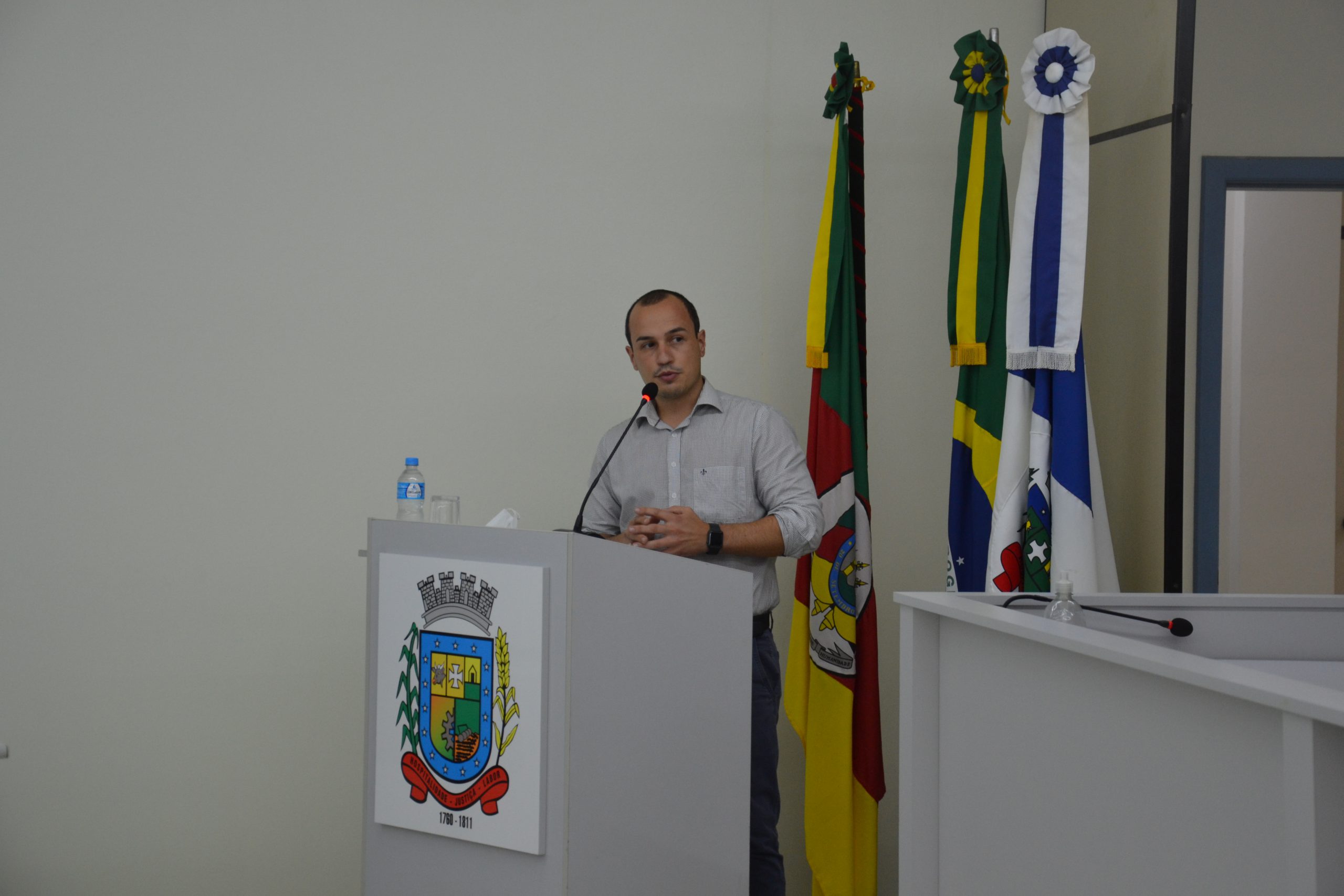 Ezequiel quer estudo de viabilidade para implantação do Sistema de Estacionamento Rotativo na área central em Santo Antônio