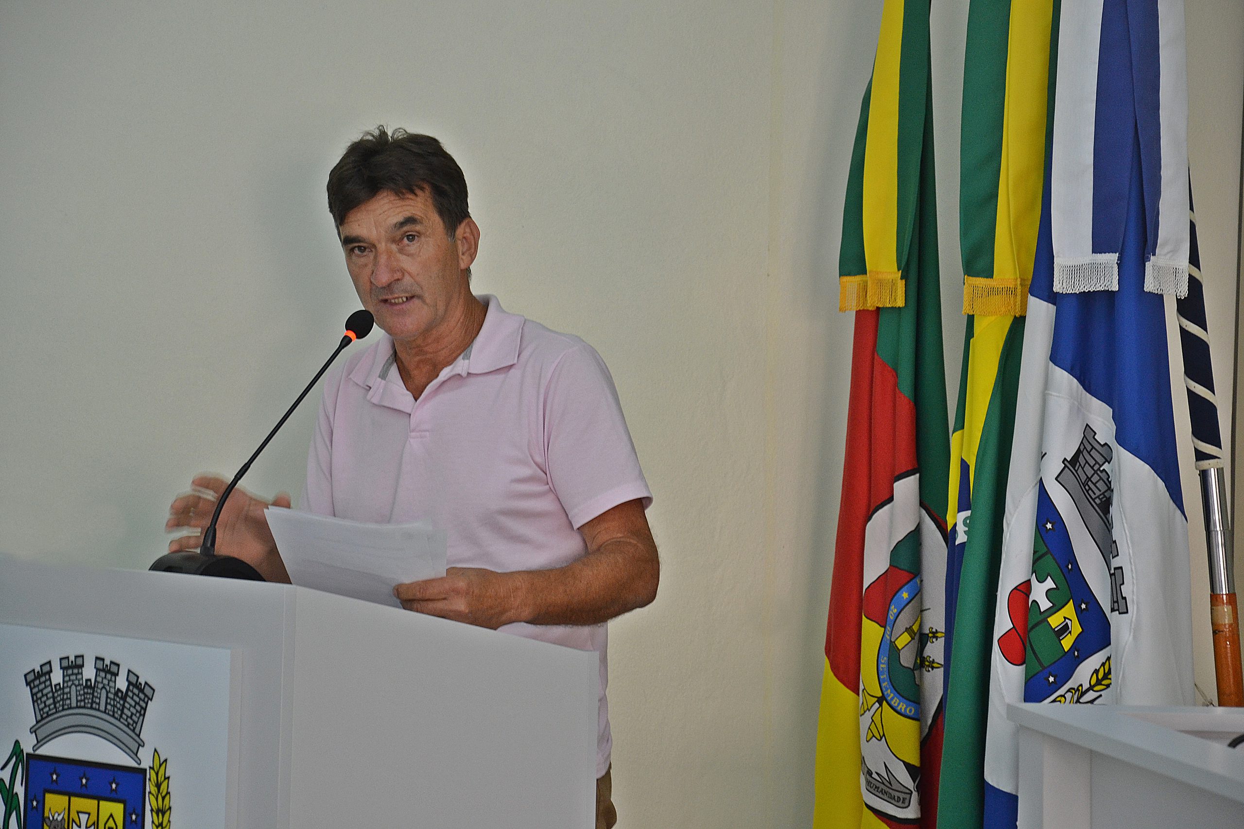 Valtair solicita construção de quadras esportivas no bairro Assis Brasil