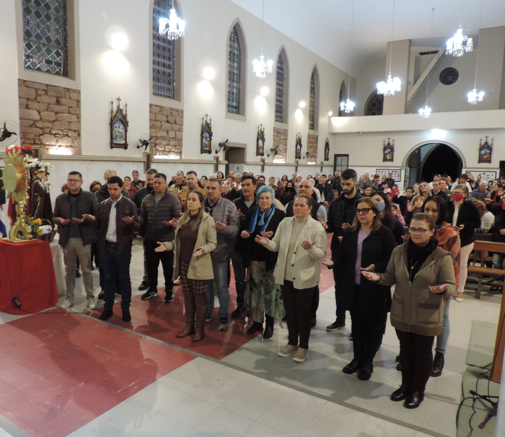 Igreja Matriz recebe a 1ª Missa do Tríduo Santo Antônio e o Divino Espírito Santo com o Poder Público