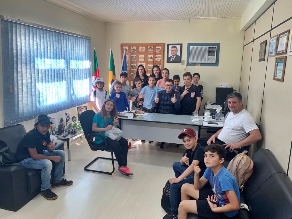 Alunos da Escola Arroio do Carvalho realizam visita a Câmara de Vereadores