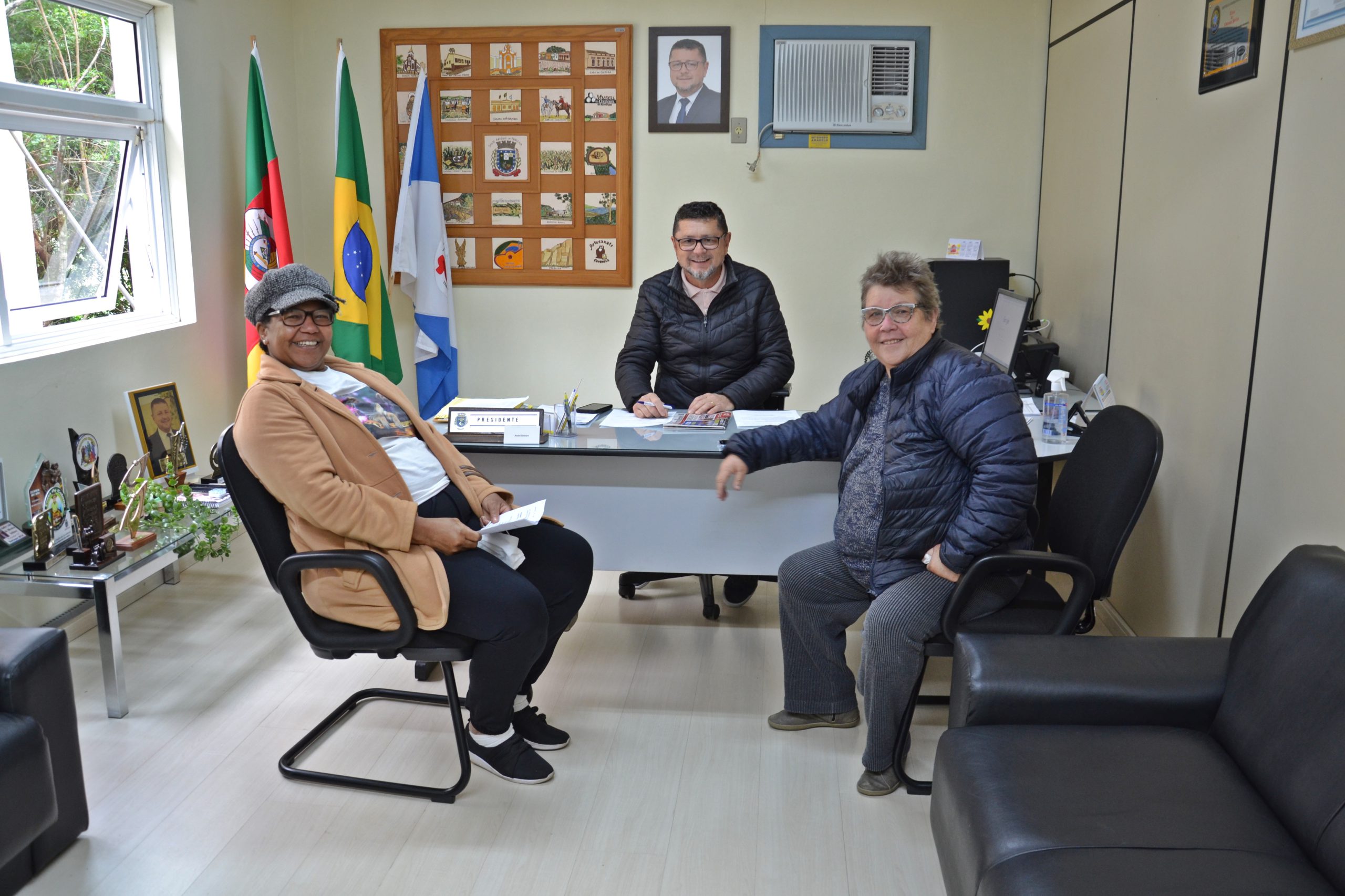 Presidente André recebe visita de membros da Associação Comunitária Vila Cohab