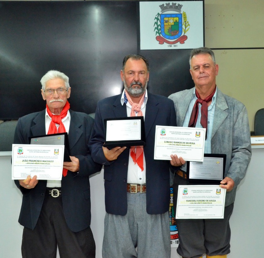 Tradicionalistas são condecorados com o Diploma Mérito Farroupilha