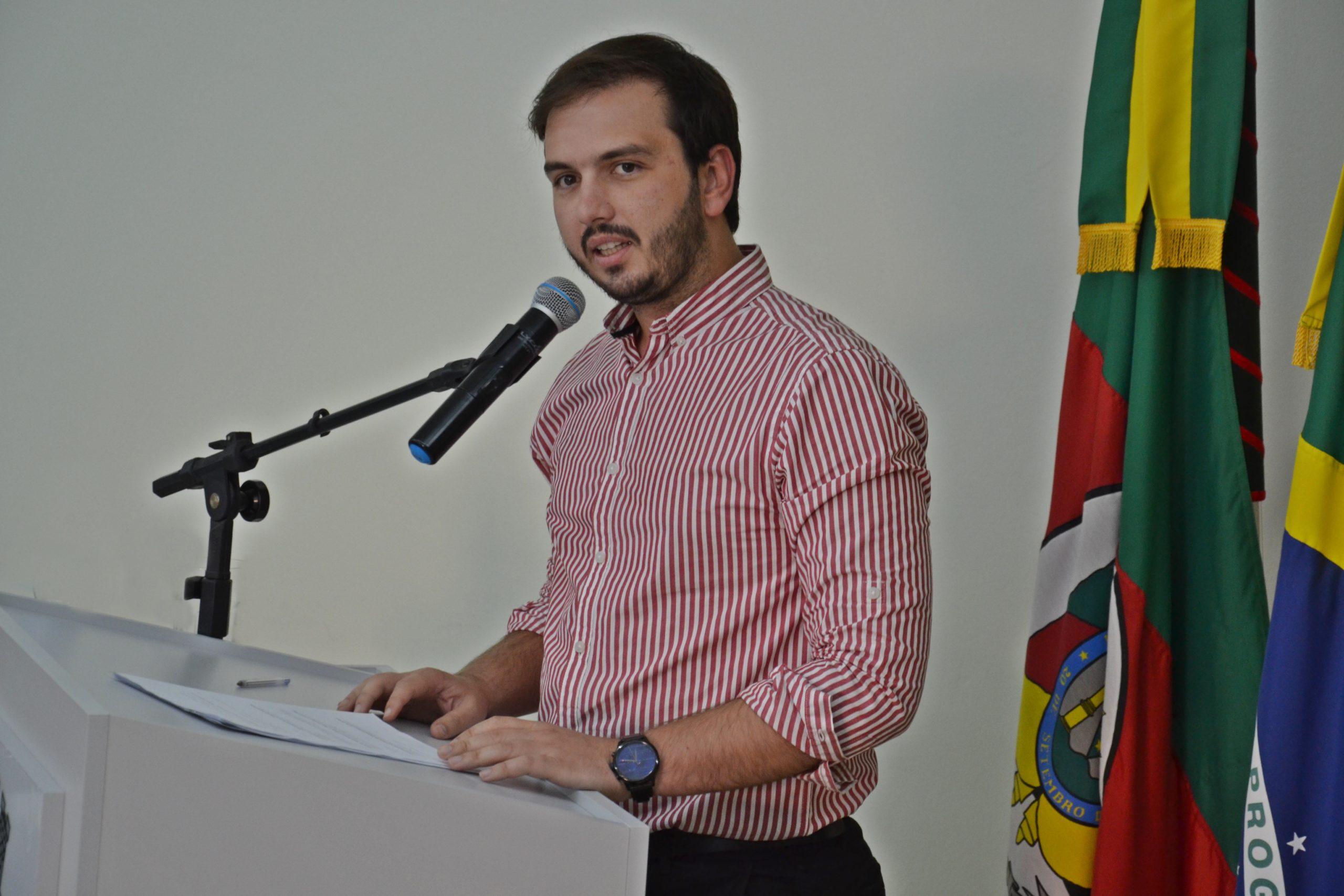 Ricardo Pires propõe prevenção e punição a atos de pichação