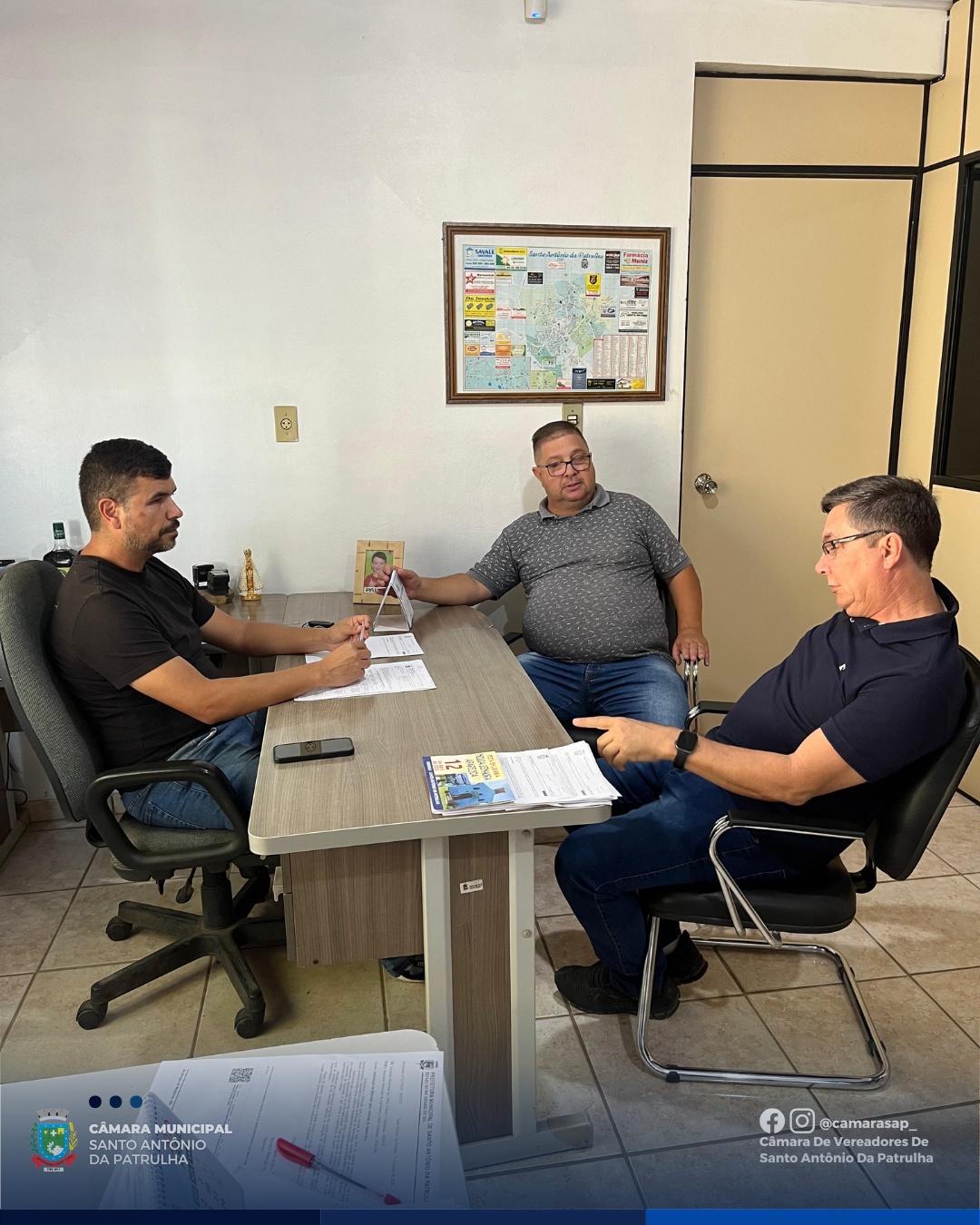 Vereador Valmir Santos visita a SEMOT e acompanha rotina de trabalho da secretaria